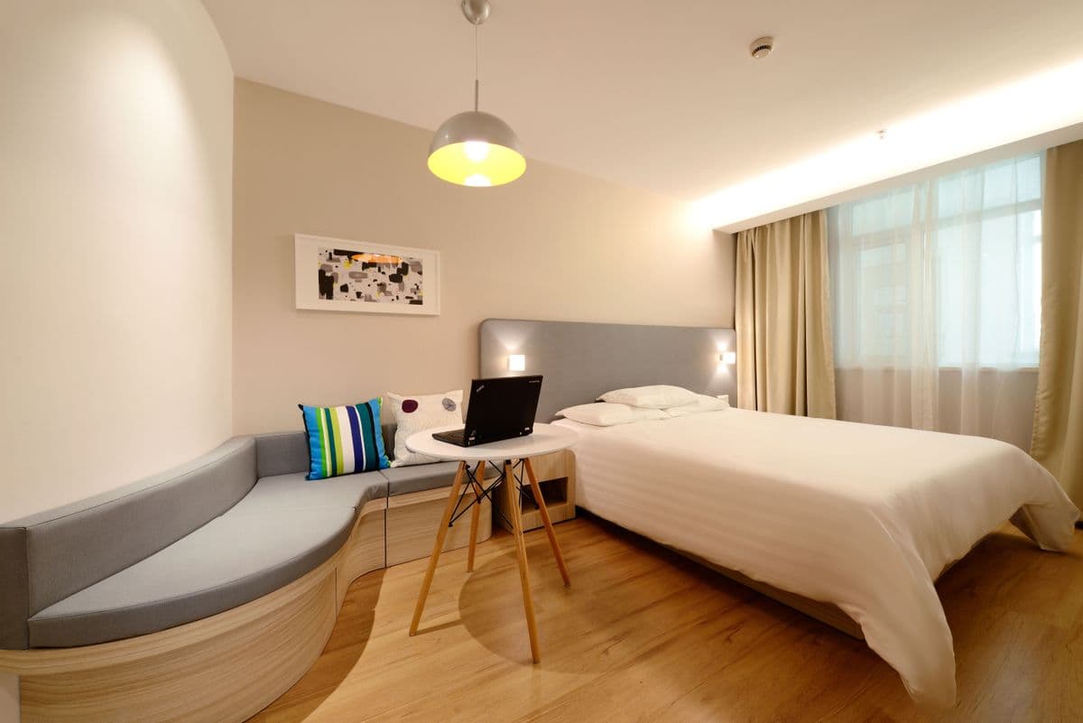 Deluxe suite with full ocean view