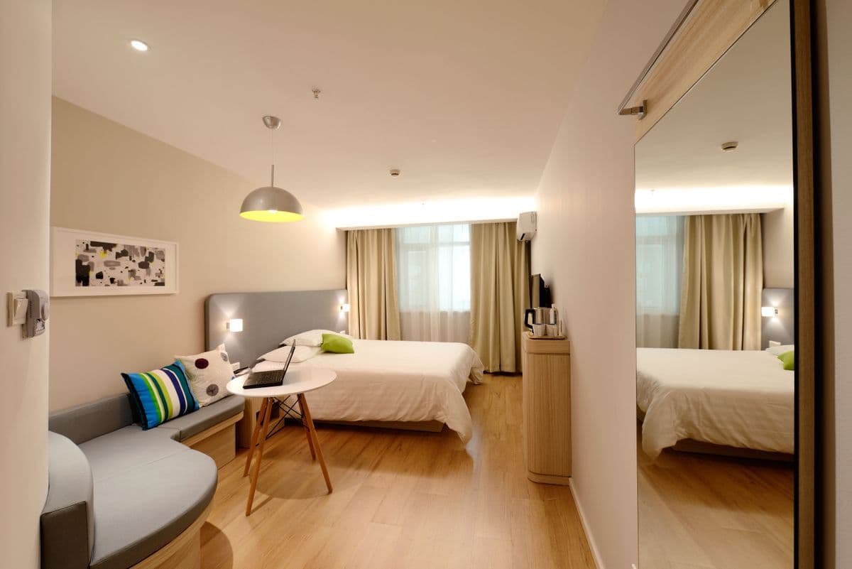 Deluxe king room